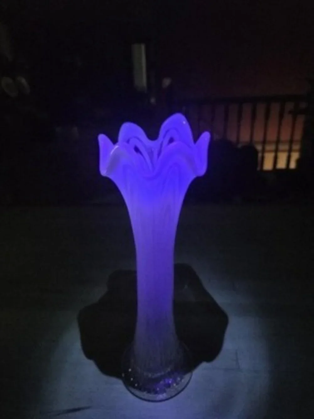 ANTIQUE 1907 FENTON WHITE OPALESCENT SWUNG TREE TRUNK VASE PLUNGER BOTTOM 11.5